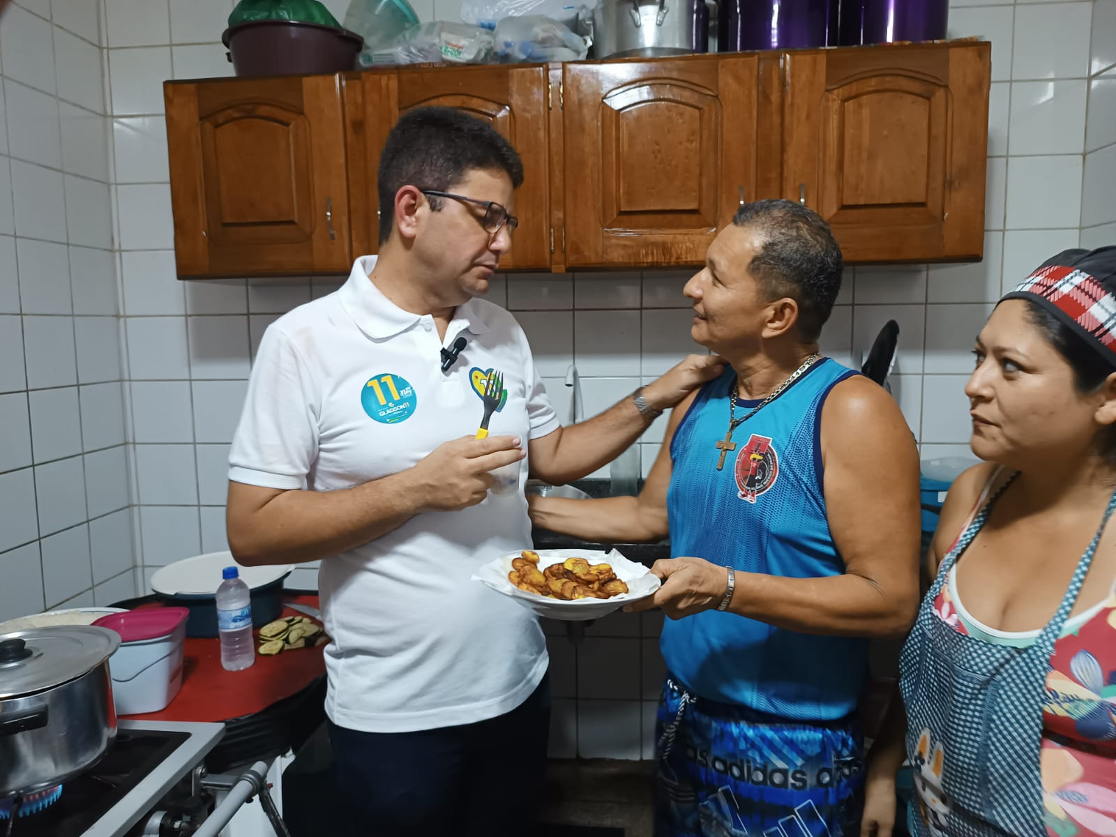 No Mercado da Seis de Agosto, Gladson conversa com comerciantes e promete ampliar recuperação de ramais